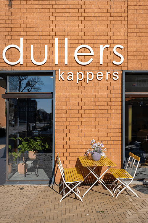 De gevel van Dullers Kappers aan de Roggestraat in Apeldoorn