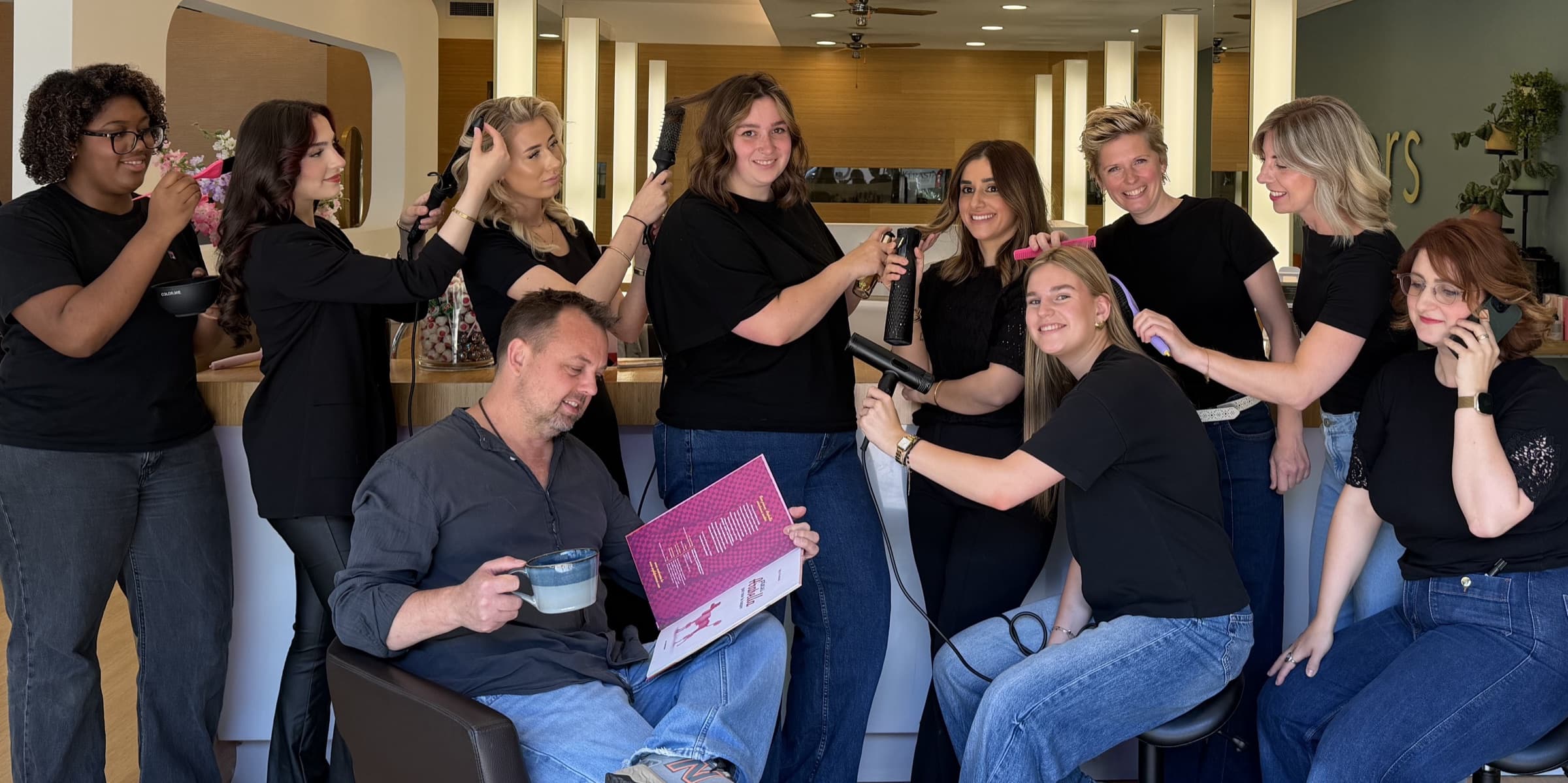 Het voltallige team van Dullers Kappers in actie in de salon aan de Roggestraat