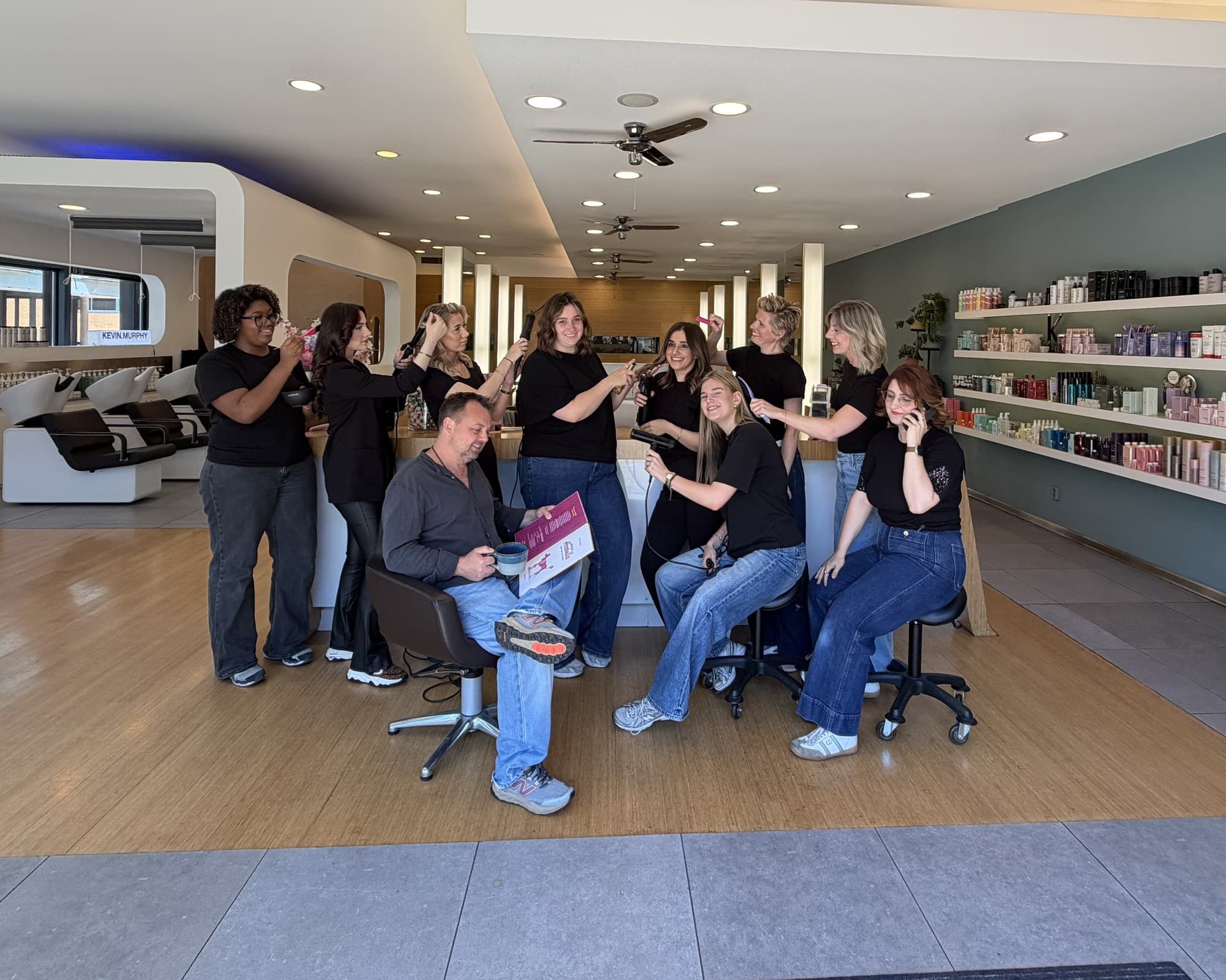 Het voltallige team van Dullers Kappers in de salon aan de Roggestraat